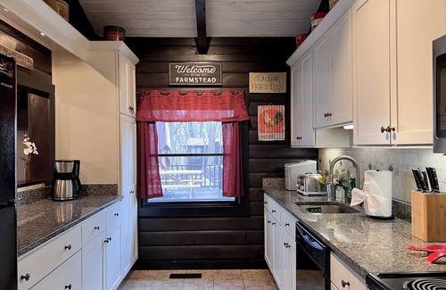 The Woods Cabin | ✬Orion’s Getaway✬ Large deck+Gameroom+Wood Stove