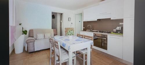 Oristano House | ORISTANO CAMERA BLU max 2 pers, BAGNO E USO CUCINA