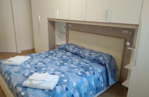 Oristano House | ORISTANO CAMERA BLU max 2 pers, BAGNO E USO CUCINA