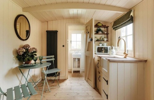 Great Yarmouth Ski Chalet | Ormesby Manor - Shepherd's hut Beekeeper