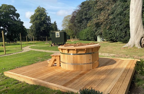 Great Yarmouth Ski Chalet | Ormesby Manor - Shepherd's hut Beekeeper