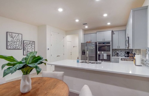Casas Adobes Apartment | Oro Valley/Office/Fenced/2 BR 2BA/Garage