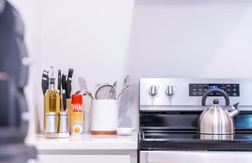 Victorian Village Apartment | OSU & Crew Stadium | Easy Walk | Great Design