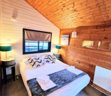 Warminster Ski Chalet | Otter 4 Hot Tub - HuntersMoon-Warminster-Bath-Salisbury