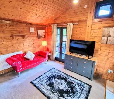 Warminster Ski Chalet | Otter 4 Hot Tub - HuntersMoon-Warminster-Bath-Salisbury