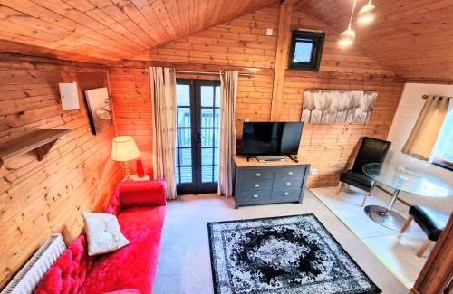 Warminster Ski Chalet | Otter 4 Hot Tub - HuntersMoon-Warminster-Bath-Salisbury