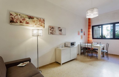 Santa Maria Novella Apartment | Our apartment is located in a great position to move comfortably in the main points of Florence!On foot, in a few minutes, you can reach the Arno, the Santa Maria Novella train station and the Piazza del Duomo.In addition, the apartment is close to via B