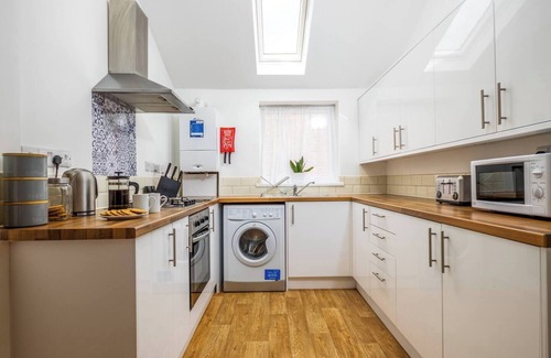 Southampton House | Our spacious 4-bedroom, 2 bathroom home is perfect for groups, families, and business travellers