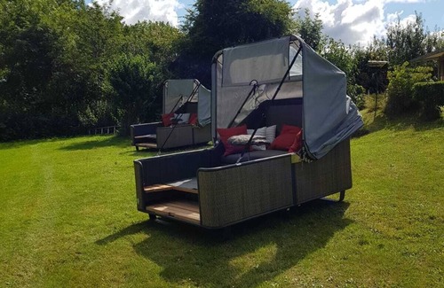 Belau House | Outdoor lounge on Lake Belau