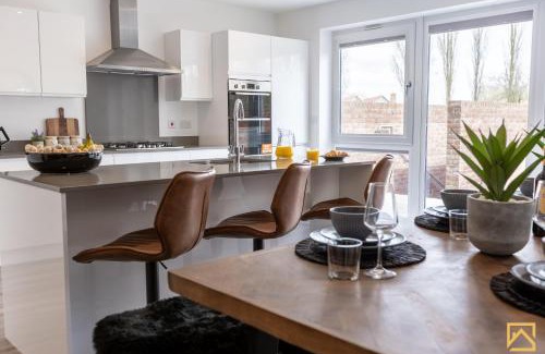 Milton Keynes House | Outstanding 5 Bedroom Townhouse, Canal Views By Valore Property Services