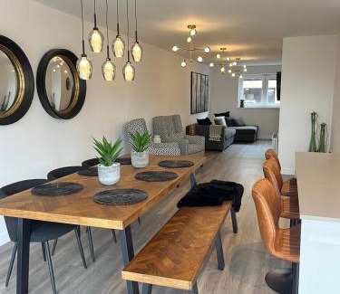 Milton Keynes House | Outstanding 5 Bedroom Townhouse, Canal Views By Valore Property Services