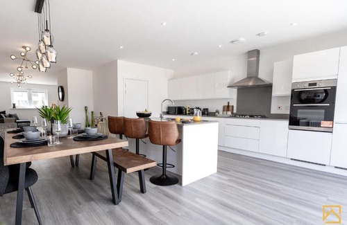 Milton Keynes House | Outstanding 5 Bedroom Townhouse, Canal Views By Valore Property Services