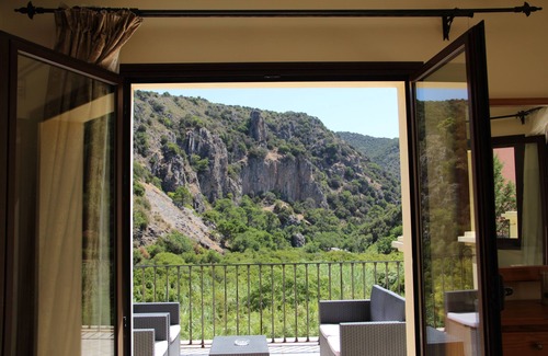 Benahavis Villa | Outstanding Villa, Heated Pool, Stunning views in lovely village near Marbella