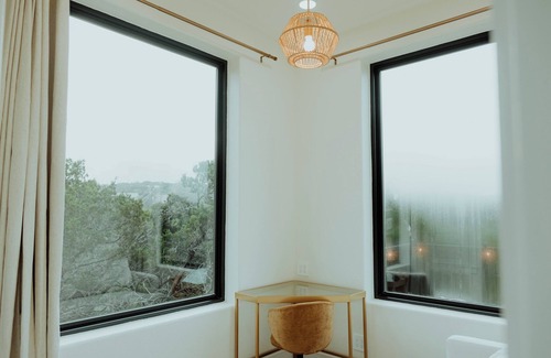 Canyon Lake Cabin | Overlook Tower - Views, Hot Tub, RV/Tesla Hookup & Plenty of Parking!