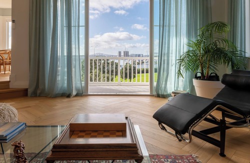 St. Mary's Bay Apartment | Overlooking beautiful terraces with spacious grounds, offering a welcome retreat. The Villa Apartment is a stunning private home with breathtaking views over Westhaven Marina and the Auckland City skyline.