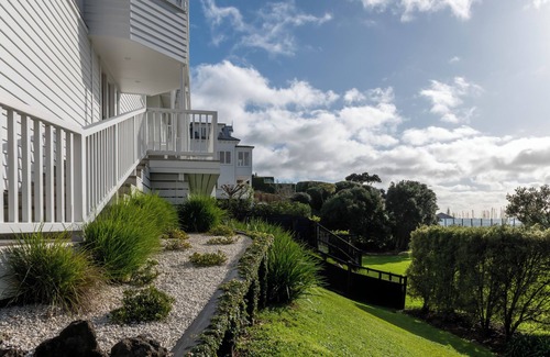 St. Mary's Bay Apartment | Overlooking beautiful terraces with spacious grounds, offering a welcome retreat. The Villa Apartment is a stunning private home with breathtaking views over Westhaven Marina and the Auckland City skyline.