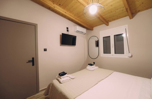 Ilida Bed & Breakfast | overlooking the endless blue of the sea