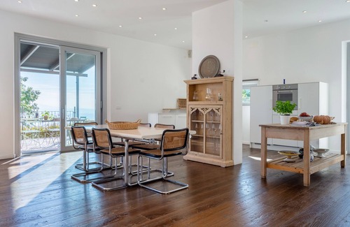 Lisciano Niccone Villa | Overlooking Trasimeno lake. Between Umbria and Tuscany. Heatable pool