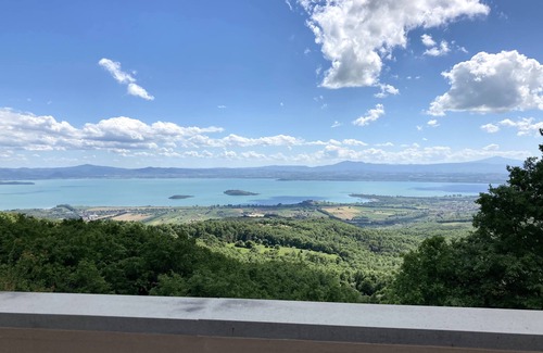 Lisciano Niccone Villa | Overlooking Trasimeno lake. Between Umbria and Tuscany. Heatable pool