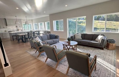 Garden City House | Overview at the Lake