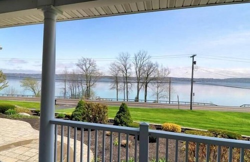 Auburn House | Owasco Lake House w/120ft private water front!