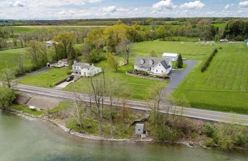 Auburn House | Owasco Lake House w/120ft private water front!