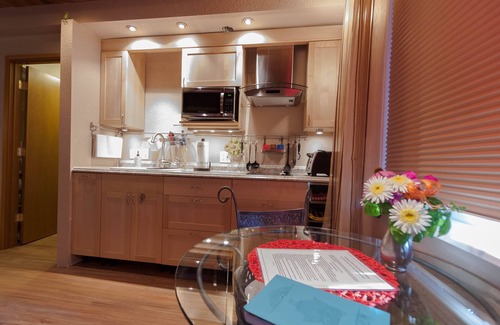 Far Southwest Apartment | Owl Forest Studio, Romantic & Private with Hot Tub