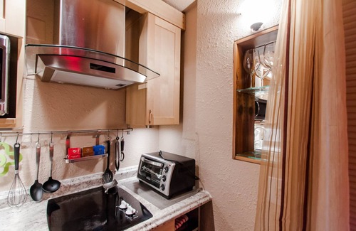 Far Southwest Apartment | Owl Forest Studio, Romantic & Private with Hot Tub