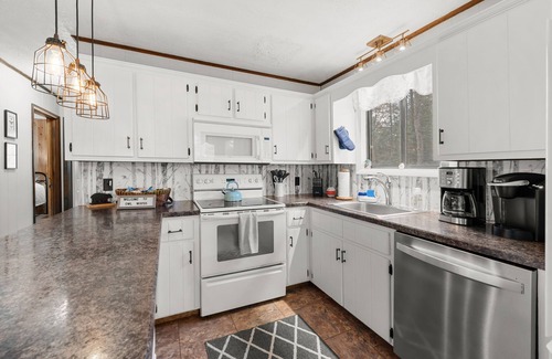 Jim Thorpe House | Owl Woods Inn, Jim Thorpe Lake Community, Indoor Hot Tub!