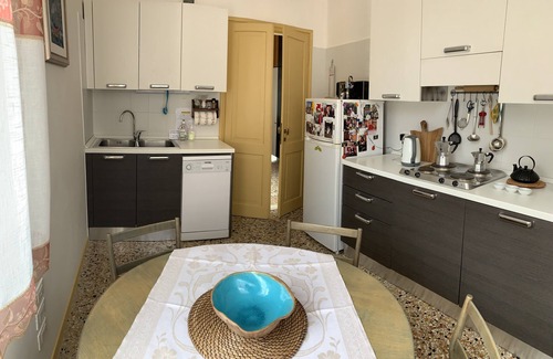 San Polo Apartment | Owner operated. Super Bright Apartment near Frari Church: Venice downtown.