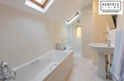 Oxford House | OxfordFiftyone by Banfield Living - Beautiful Oxford Home - FREE PARKING