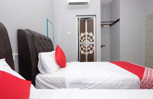 Bandar Bera Hotel | OYO 89436 Sza Inn Syariah