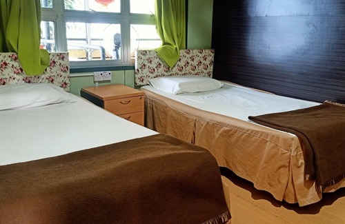 Tambunan Hotel | OYO 90366 Home Valley Guesthouse Tambunan