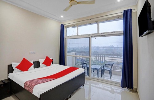 Noida Hotel | OYO Cozy Stay