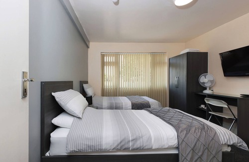 Uxbridge South House | OYO Honeycroft Lodge