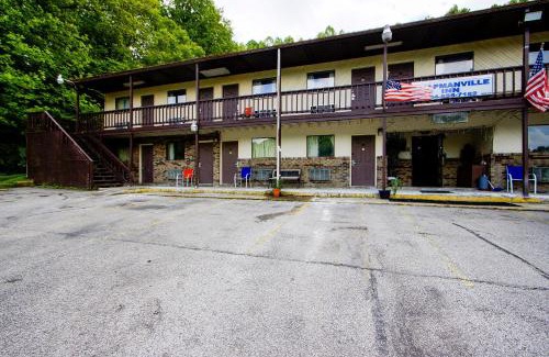 Chapmanville Hotel | OYO Hotel Chapmanville Inn, WV - Hwy 119