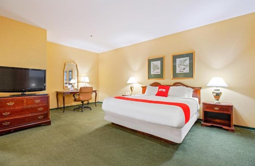 Downtown West Hotel | OYO Hotel St Louis Downtown City Center MO