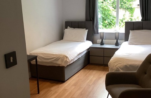 Holywood Hotel | OYO Rayanne House Guest Accommodation