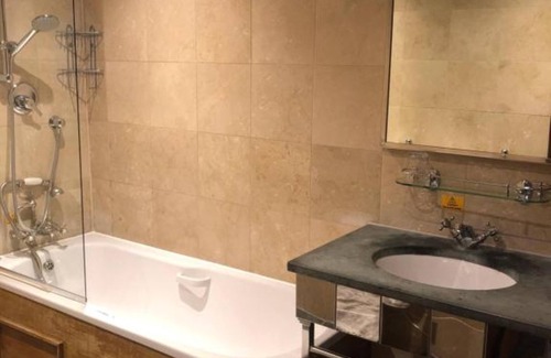 Chalfont St Peter Hotel | OYO The Greyhound Inn