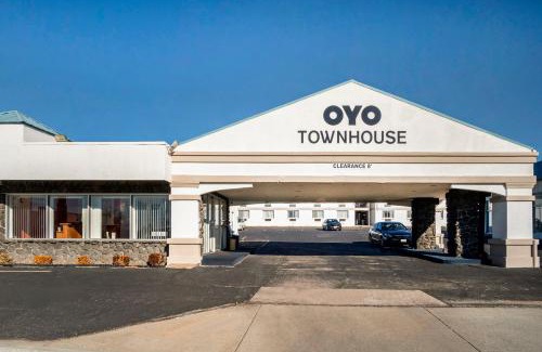 Dodge City Hotel | OYO Townhouse Dodge City KS