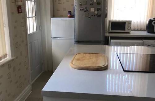 Leeds Bed & Breakfast | OYO Woodville Lodge Leeds