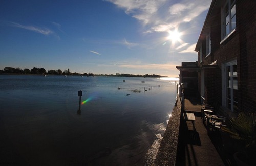 Bosham House | Oysters - a cottage that sleeps 6 guests in 3 bedrooms