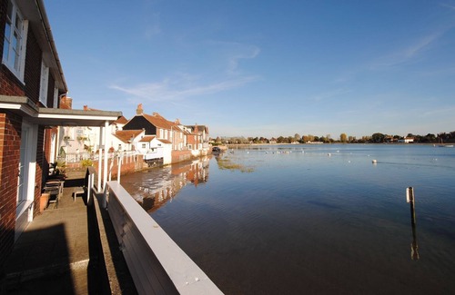 Bosham House | Oysters - a cottage that sleeps 6 guests in 3 bedrooms