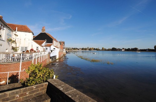 Bosham House | Oysters - a cottage that sleeps 6 guests in 3 bedrooms