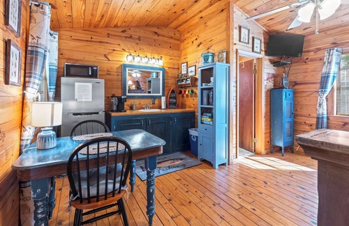 Harriet Cabin | OZARK FALL COLOR! The Angler! Couples Retreat! Firepit/Grill/Pavilion/WIFI