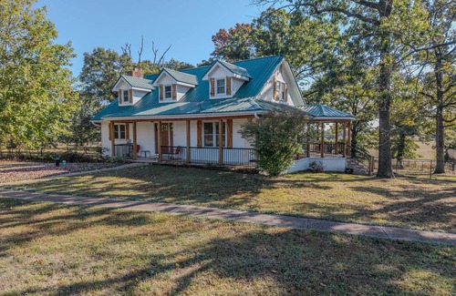 Camdenton House | Ozark Hills Hideaway – Lake Farmhouse