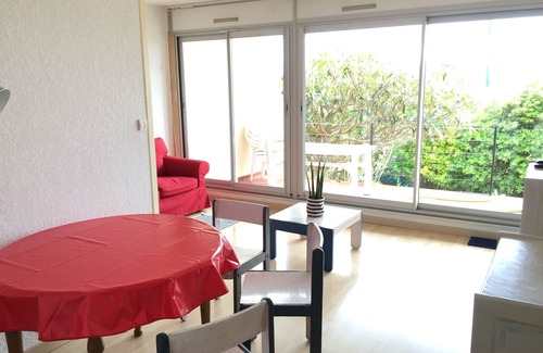 Le Grau-Du-Roi Apartment | P2 terrace and garden, near beach, residence with swimming pool.