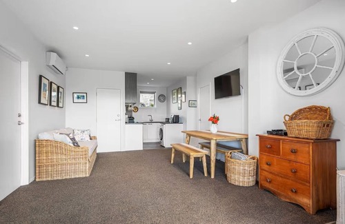 Whangaparaoa House | Pacific Ocean Breezes