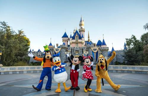 Lyon Street Apartment | Pacific Paradise 10 Min from Disneyland With Pool & GYM