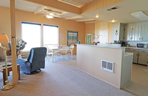 Bandon House | Pacific View: A cozy ocean-front house with the beach just steps away